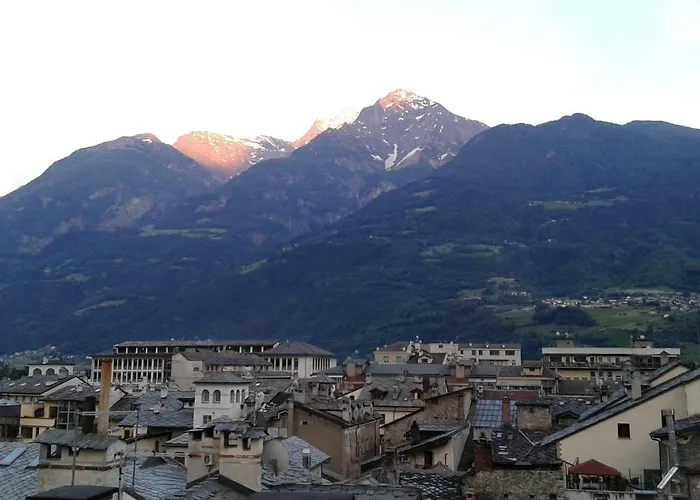 Nel Centro Storico Di Con Vista Sui Ghiacciai Aosta