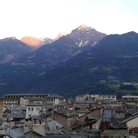 Nel Centro Storico Di Con Vista Sui Ghiacciai Aosta